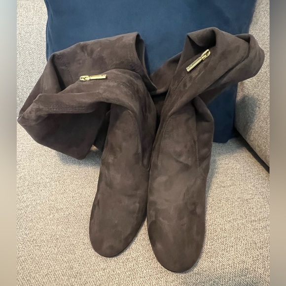 Kenneth Cole New York – Carah Over-the-Knee Suede Boot - Asphault / 7.5 - Picture 4 of 5